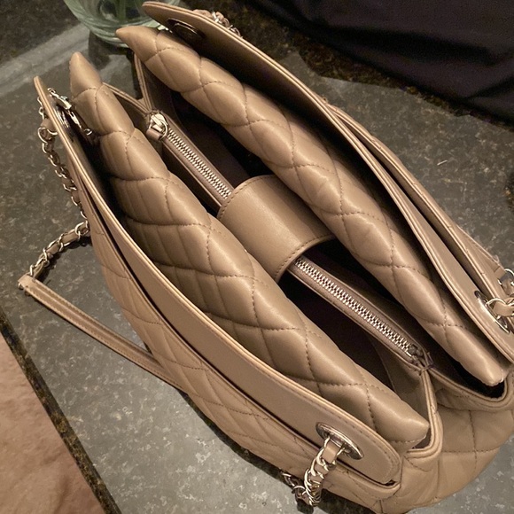 RARE - Authentic CHANEL - Limited Edition - Quilted Lambskin GST /500 - Picture 9 of 16